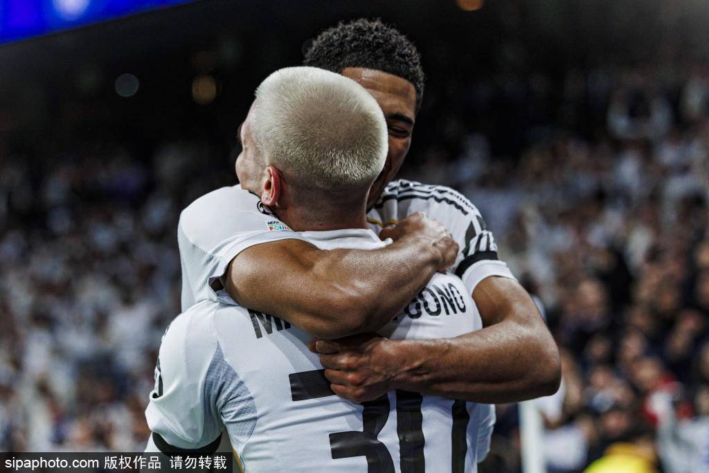 阿诺德社媒声援维尼修斯：足球场上的团结与友爱